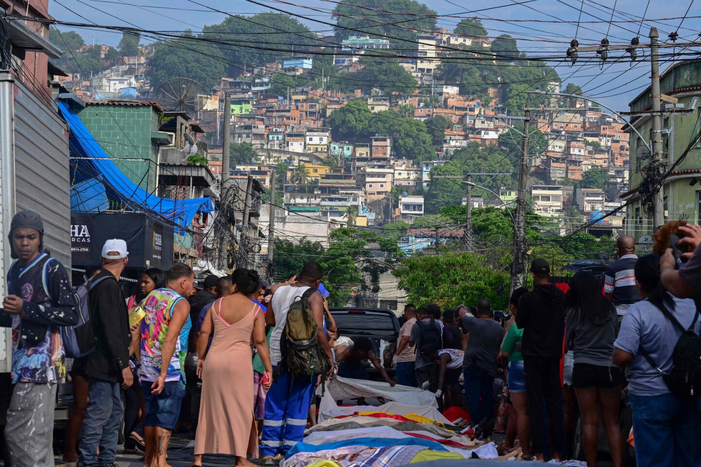 Cuerpos alineados en la plaza de Sao Lucas de la favela Vila Cruzeiro en el complejo Penha en Río de Janeiro, Brasil, después de la Operación Contención.