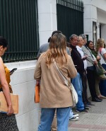 Fila para presentar la documentación en el consulado español de Montevideo.