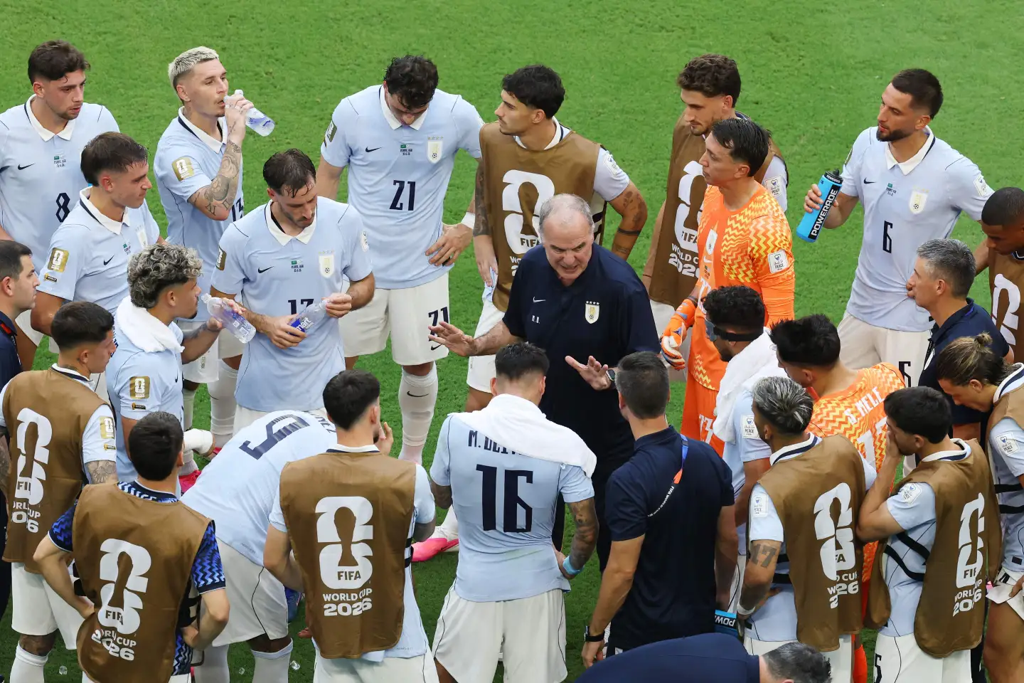Marcelo Bielsa le habla a los jugadores de Uruguay durante un pausa de rehidratación en el partido ante Arabia Saudita por el Mundial 2026.