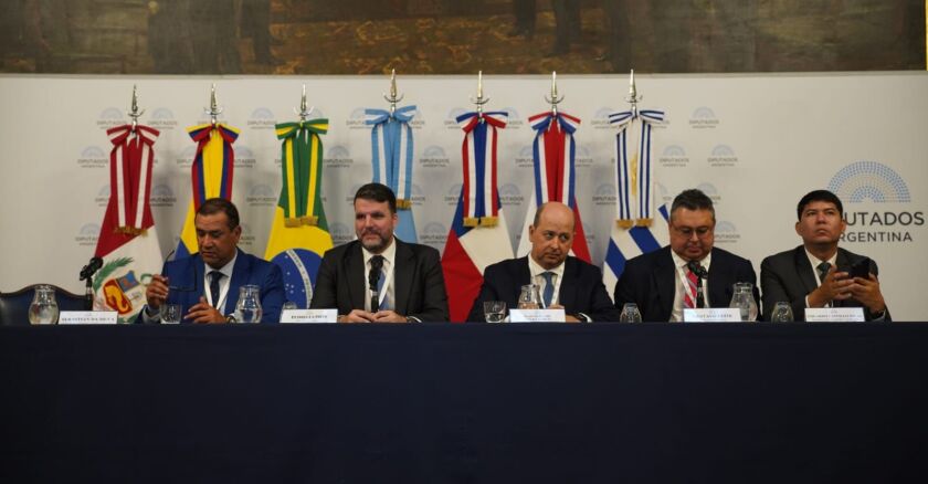 De izquierda a derecha se ubican: Sebastián Da Silva - Senador Nacional de Uruguay
Pedro Lupión - Presidente de Frente Parlamentario Agropecuario de Brasil.
Marcos Daniel Pineda García - Senador Nacional de Colombia.
Gustavo Leite - Senador Nacional de Paraguay.
Eduardo Castillo Rivas - Congresista Nacional de Perú.