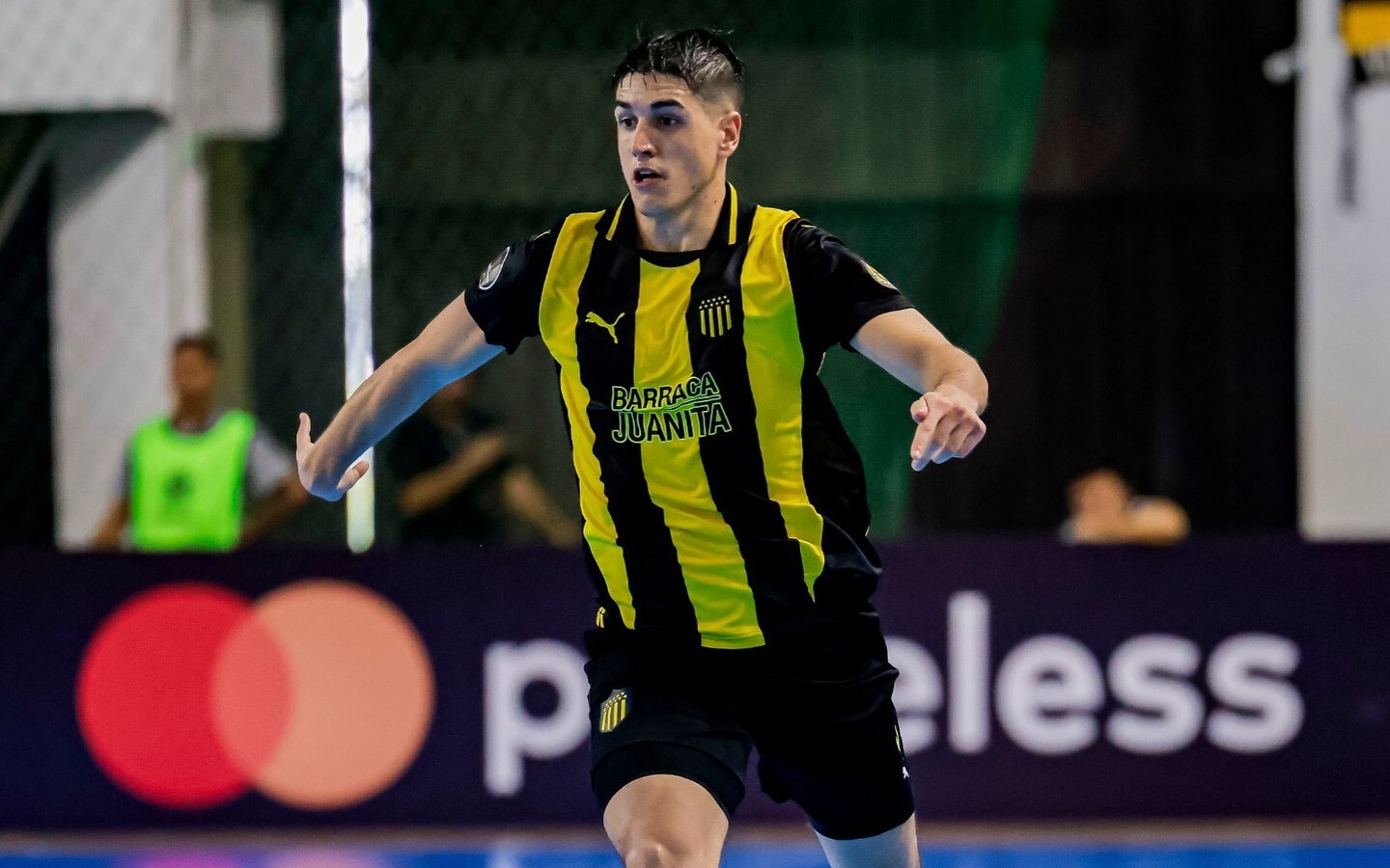 Maximiliano Navarro, jugador de Peñarol, jugando la Copa Libertadores de futsal.