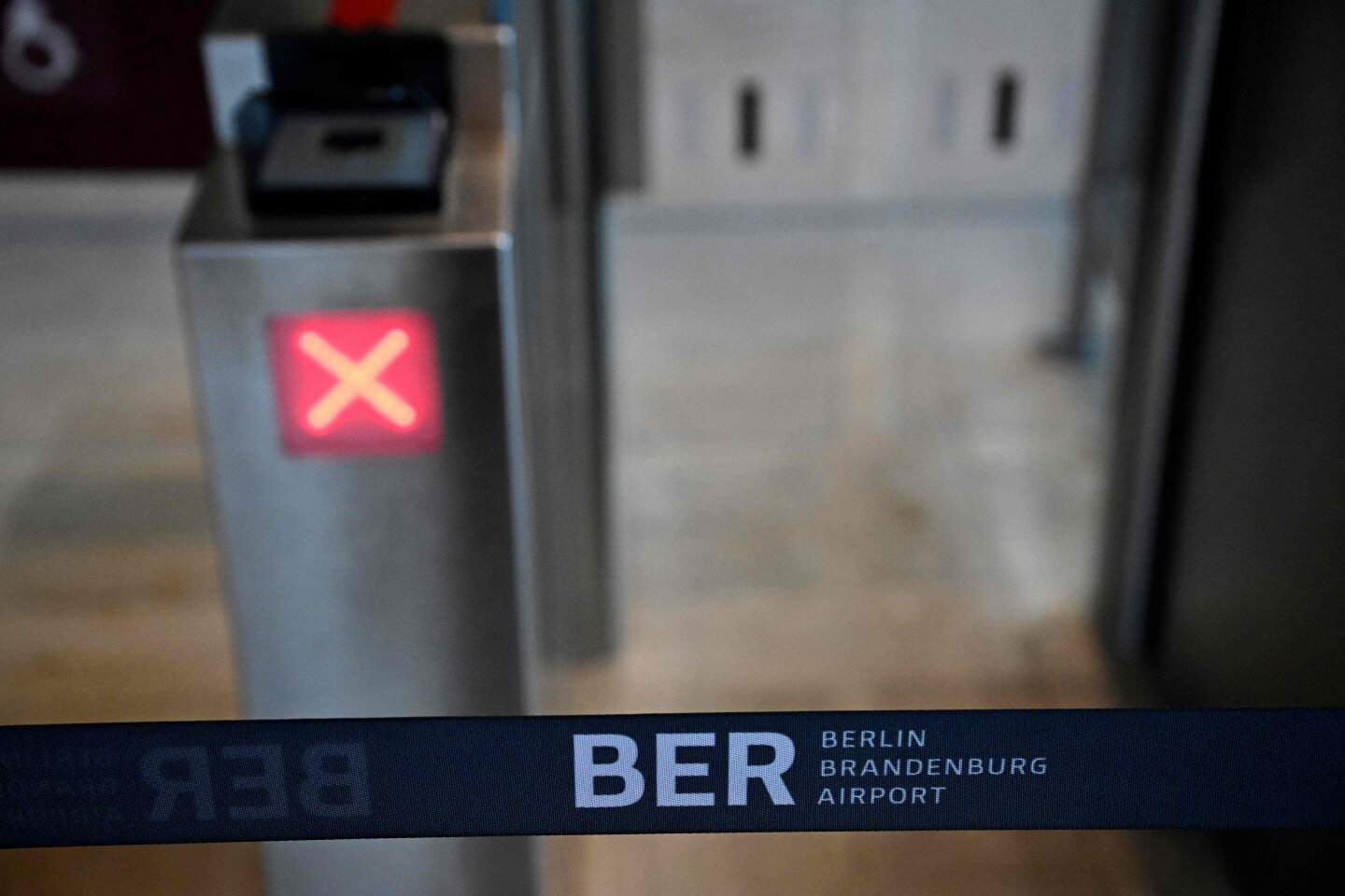 Puertas cerradas en Aeropuerto de Berlín.