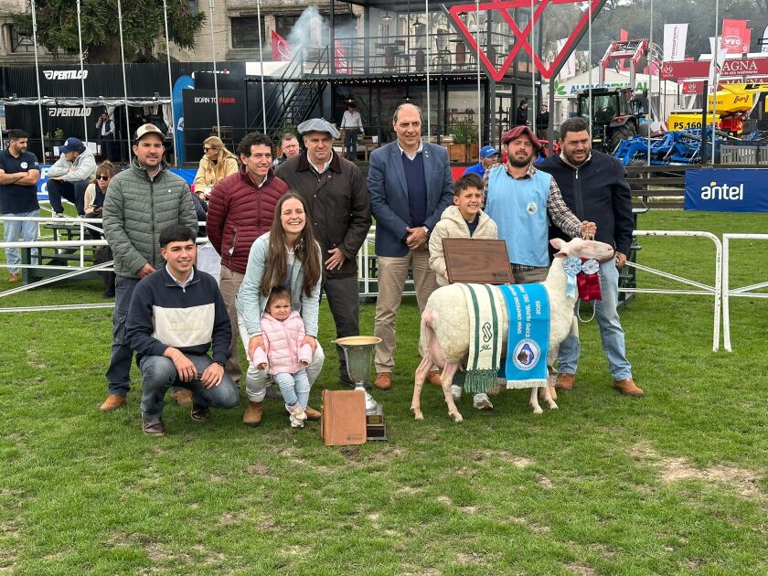 Cecilia Cabrera, de Cabaña El Camino, junto a la Gran Campeona Hembra Frisona Milchschaf, orgullo del proyecto familiar vinculado a la lechería.