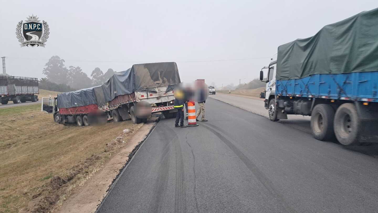 Camión despistó mientras circulaba por la ruta 5.