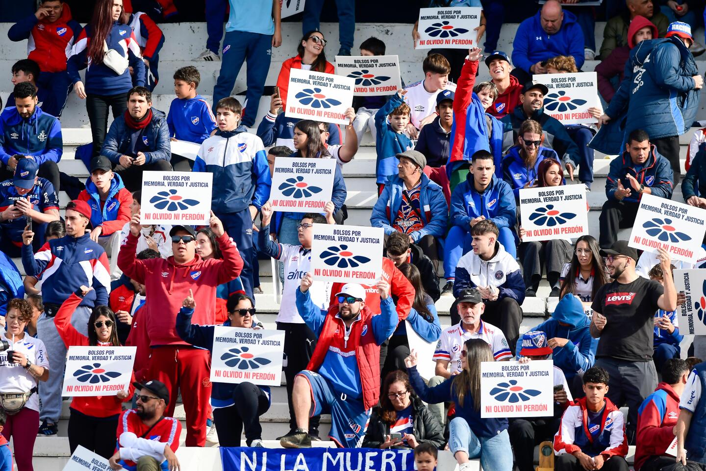 Los carteles que mostraron hinchas de Nacional en el Gran Parque Central.