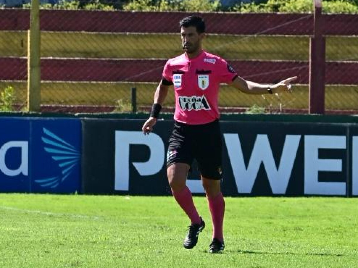 Leodán González, el árbitro del partido entre Progreso y Liverpool en el Paladino.