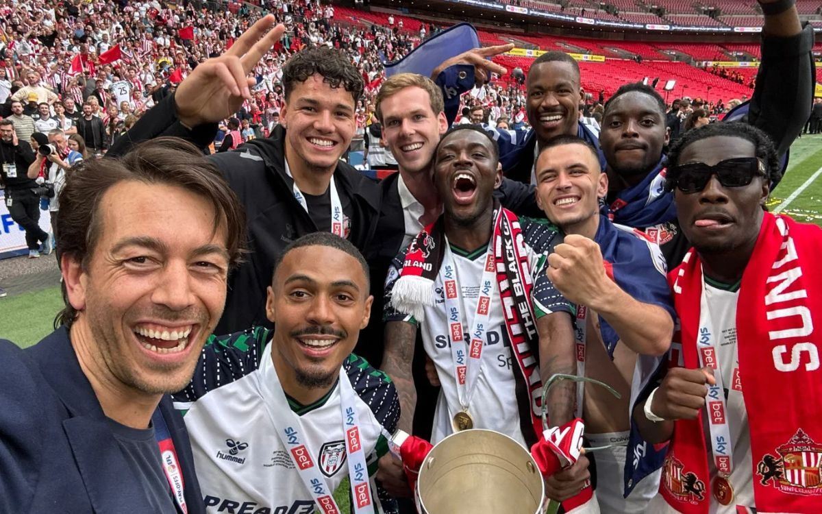 Juan Sartori y el festejo con los jugadores del Sunderland tras el ascenso a Premier League.
