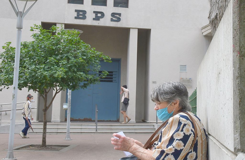 Jubilados y pensionistas acudiendo al edificio sede del Banco de Previsión Social. Foto: Estefanía Leal