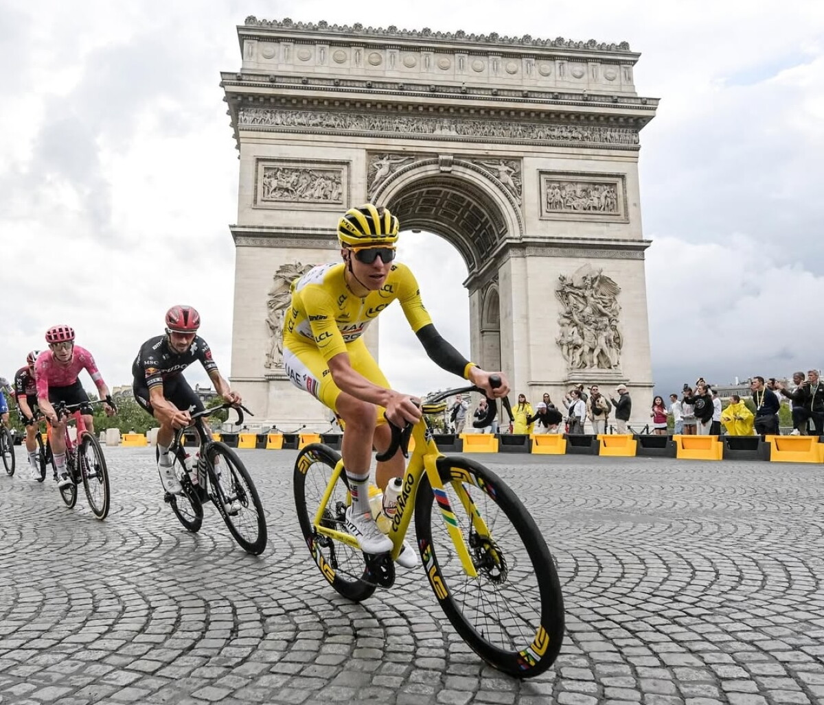 Tadej Pogacar con el maillot amarillo del Tour de Francia 2025 en el Arco del Triunfo (París).