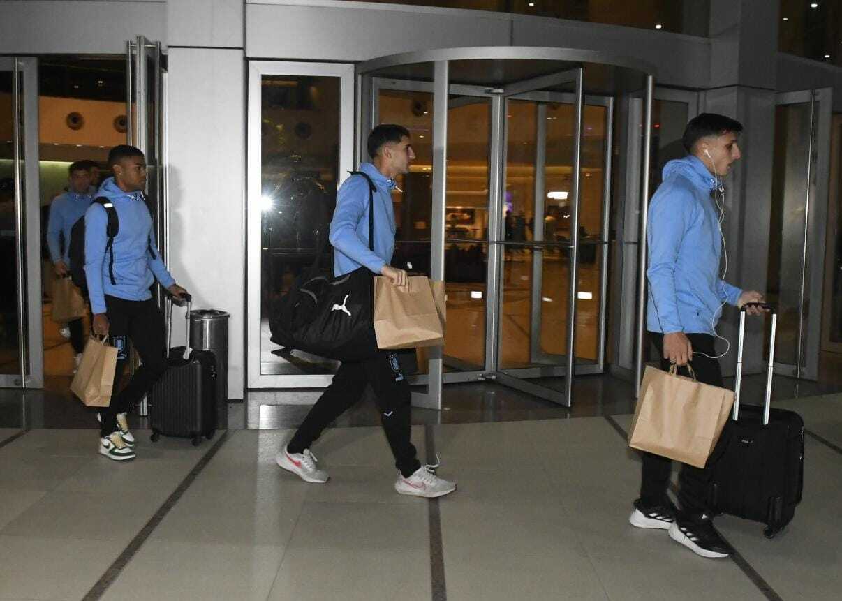 Los jugadores de la selección Sub 20 de Uruguay dejando el hotel en Mendoza.