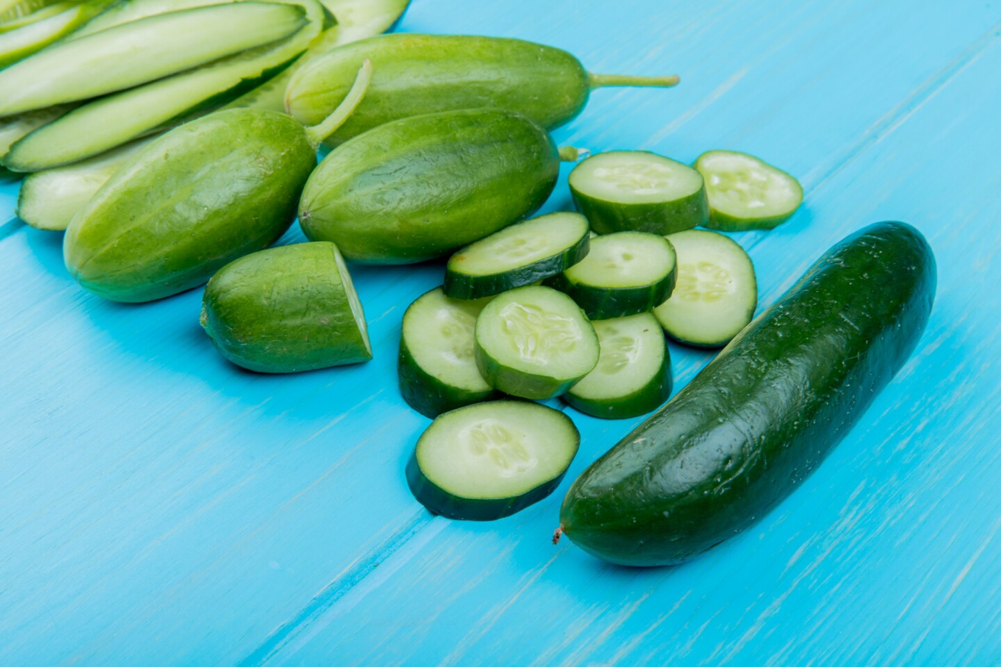 Pepino entero y en rodajas