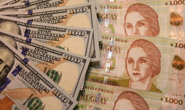 Billetes de 100 dólares y de 1.000 pesos uruguayos
