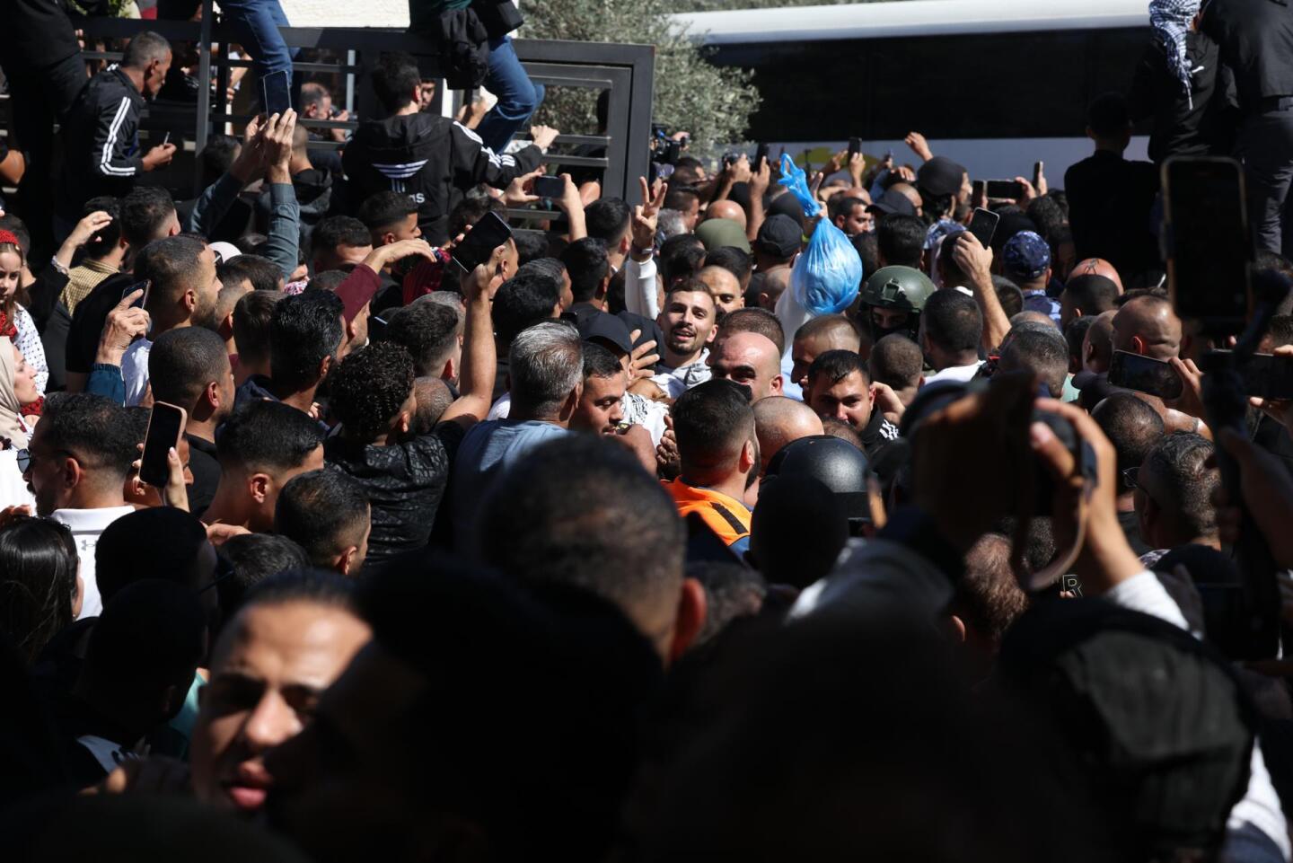 Freed Palestinian prisoners arrive in Ramallah