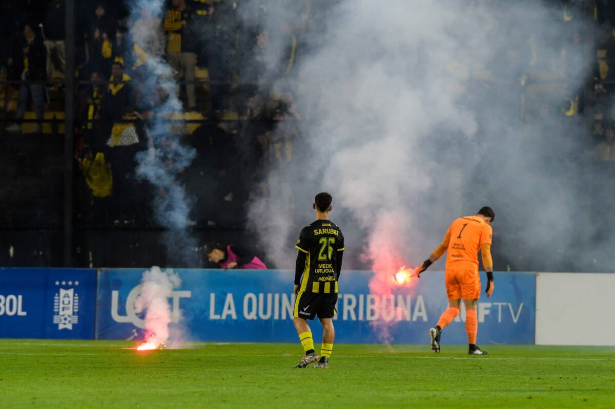 Incidentes en Peñarol-MC Torque: bengalas a la cancha, golpes en la tribuna y cánticos contra Ruglio