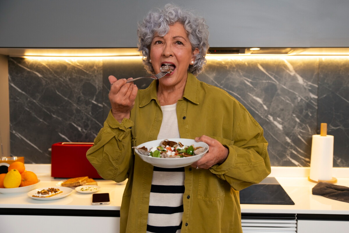 Mujer comiendo de pie.