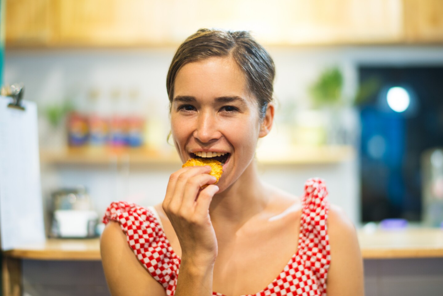 Mujer come galleta