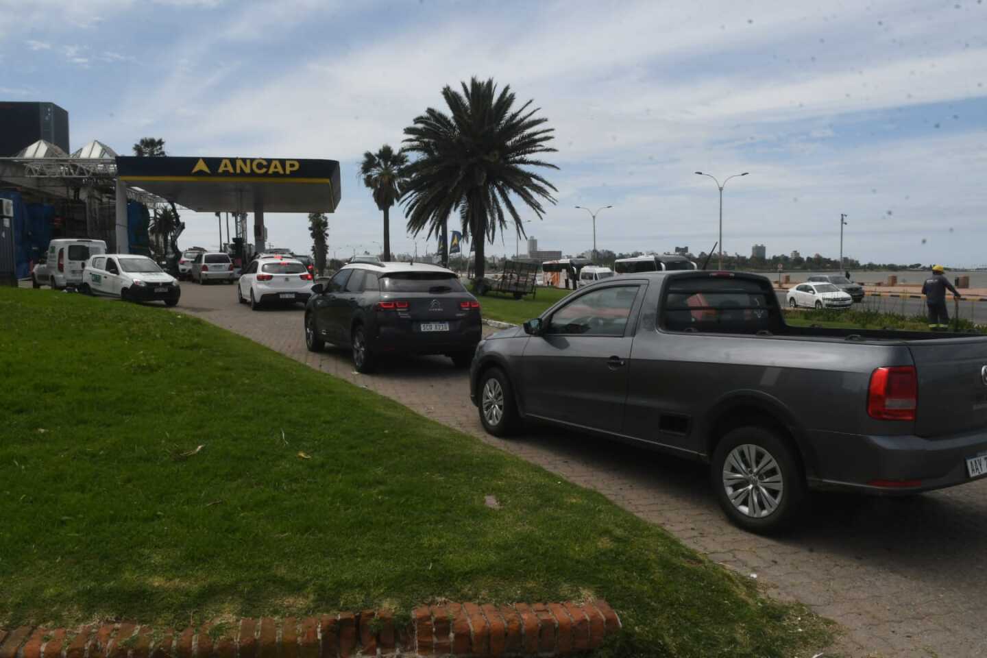 Filas de autos en estación de servicio
