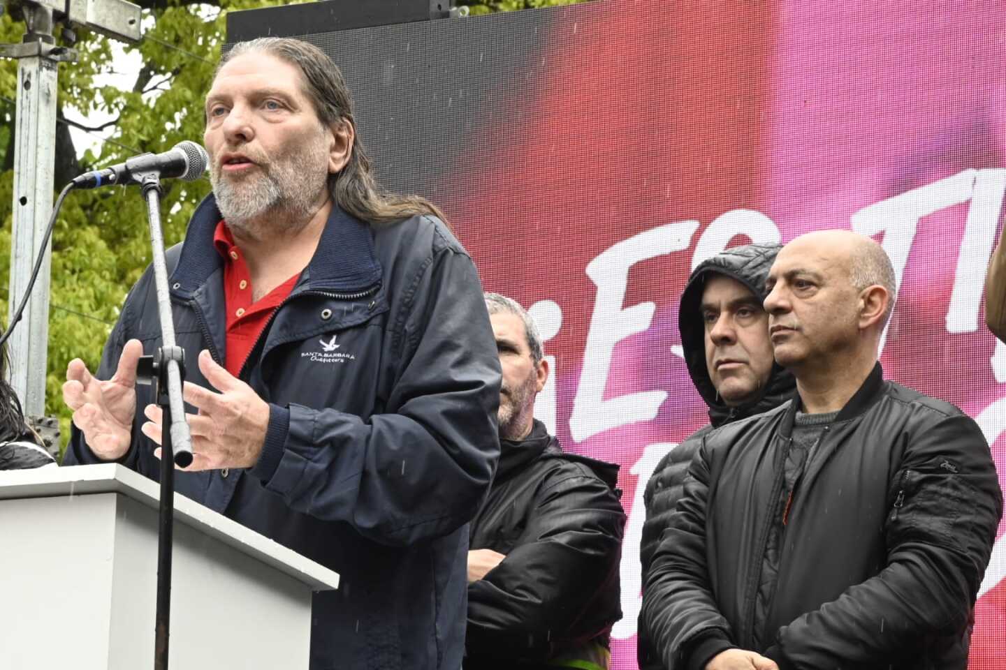 Álvaro Macedo, uno de los oradores del acto del paro general parcial, junto al titular del Pit-Cnt, Marcelo Abdala, y el secretario general, José Lorenzo López.