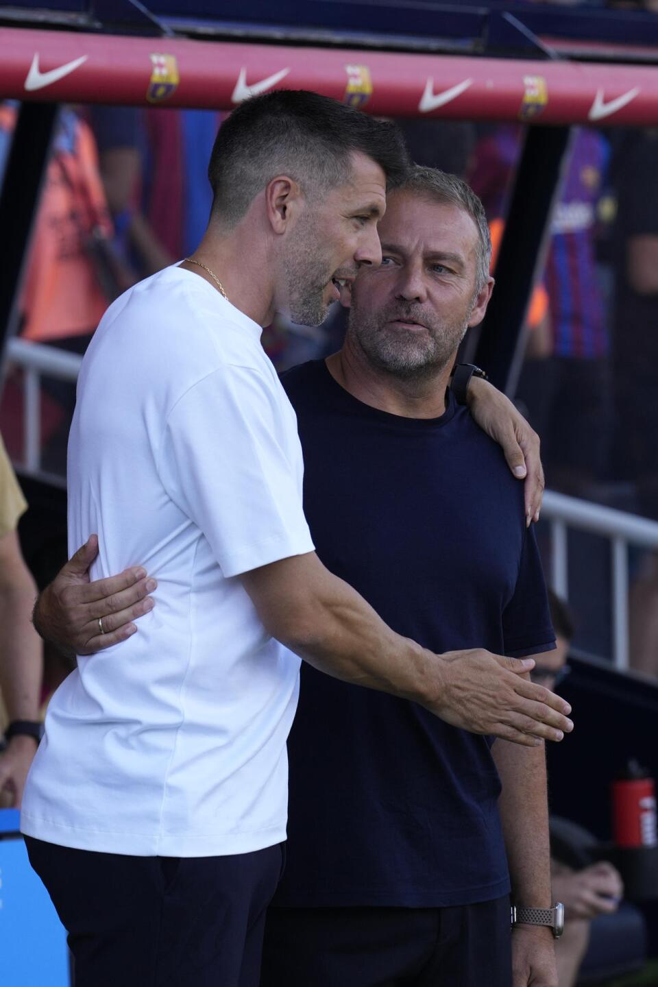 El entrenador del Barcelona, el alemán Hansi Flick, saluda al del Valladolid, el uruguayo Paulo Pezzolano.