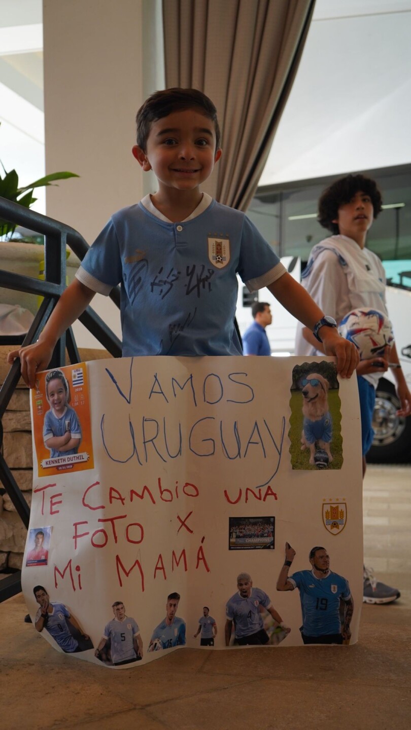 “Una foto por mi mamá”: el cartel de un niño para convencer a los jugadores uruguayos en Miami