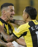 Javier Cabrera y Eduardo Darias celebran un gol en Peñarol.