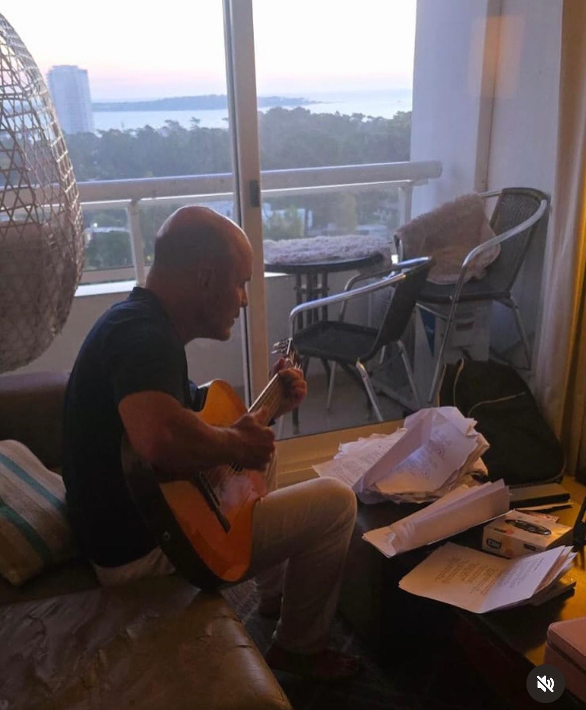 Nacho Álvarez tocando la guitarra durante su fin de semana en Punta del Este.