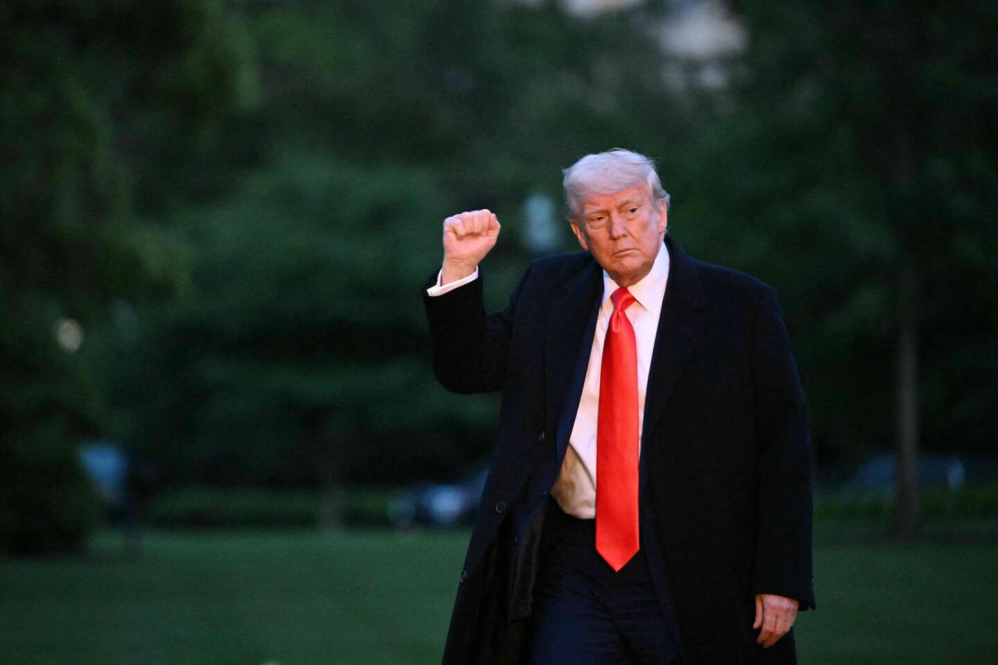 El presidente de Estados Unidos, Donald Trump, levanta el puño al llegar al jardín sur de la Casa Blanca en Washington.