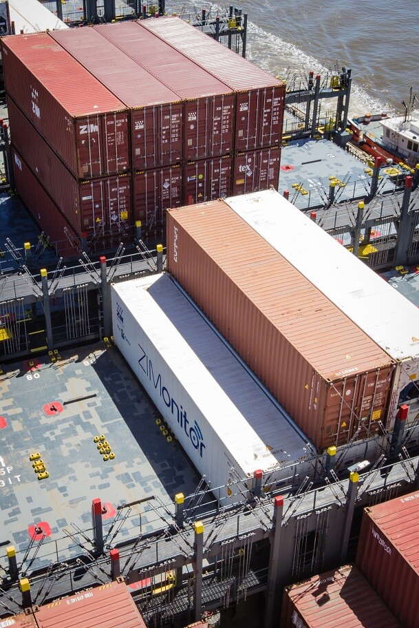 Contenedores en buque