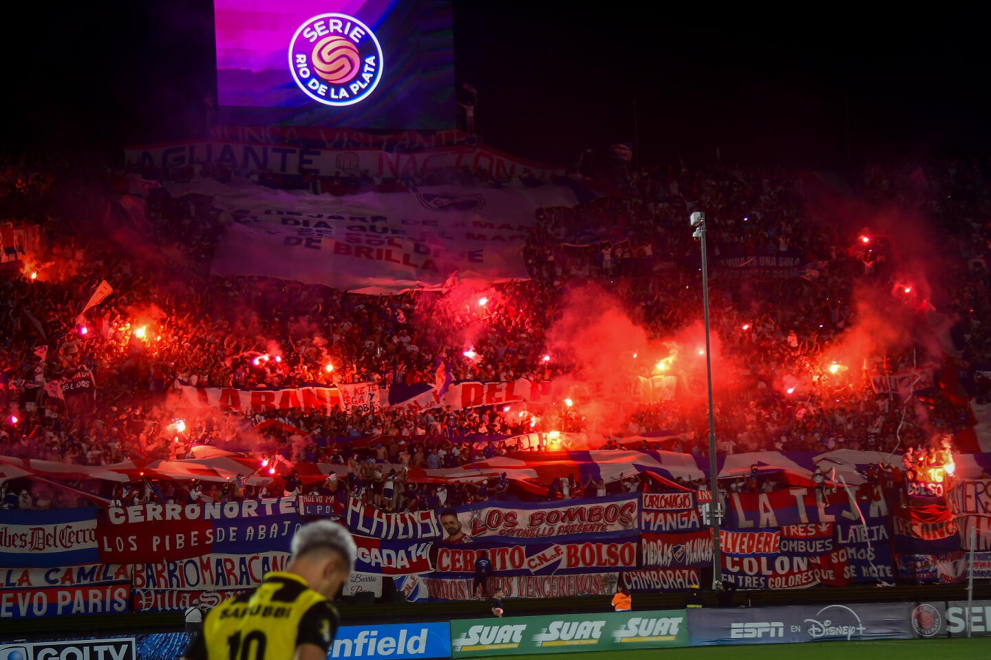 La hinchada de Nacional en el clásico ante Peñarol por la Serie Río de la Plata.