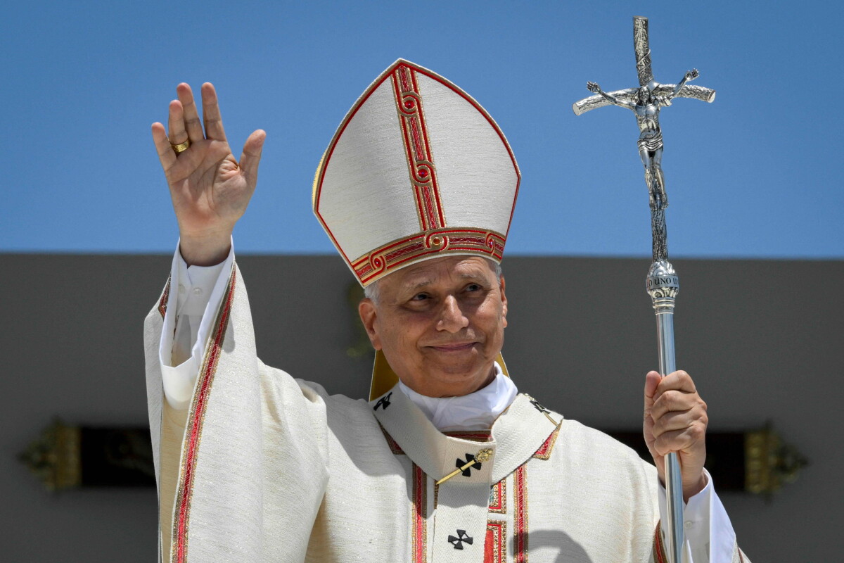 El papa León XIV oficia una santa misa en el puerto de Santa Cruz de Tenerife, el 12 de junio de 2026.