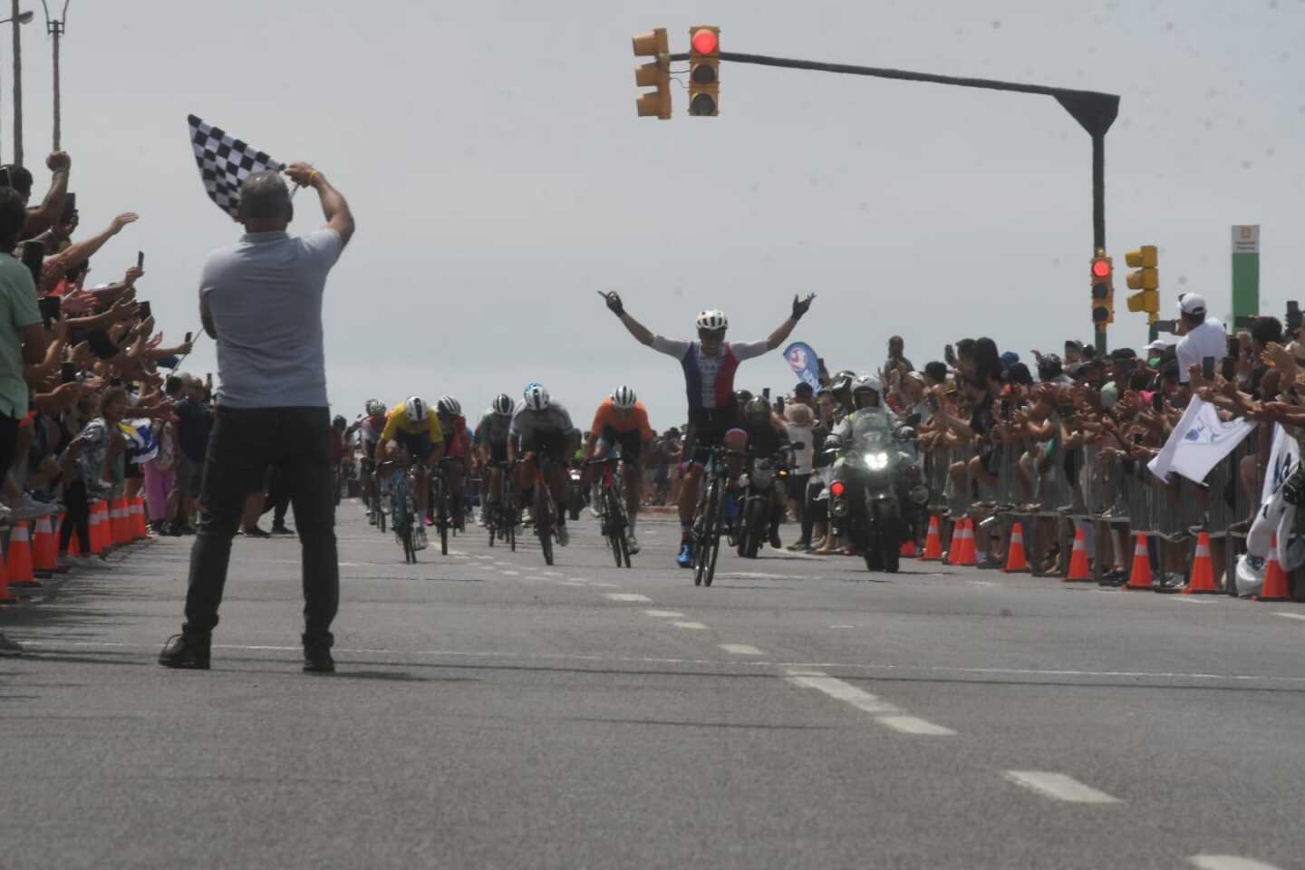 Pablo Troncoso del Club Ciclista Fénix gana la última etapa de Rutas de América 2024
