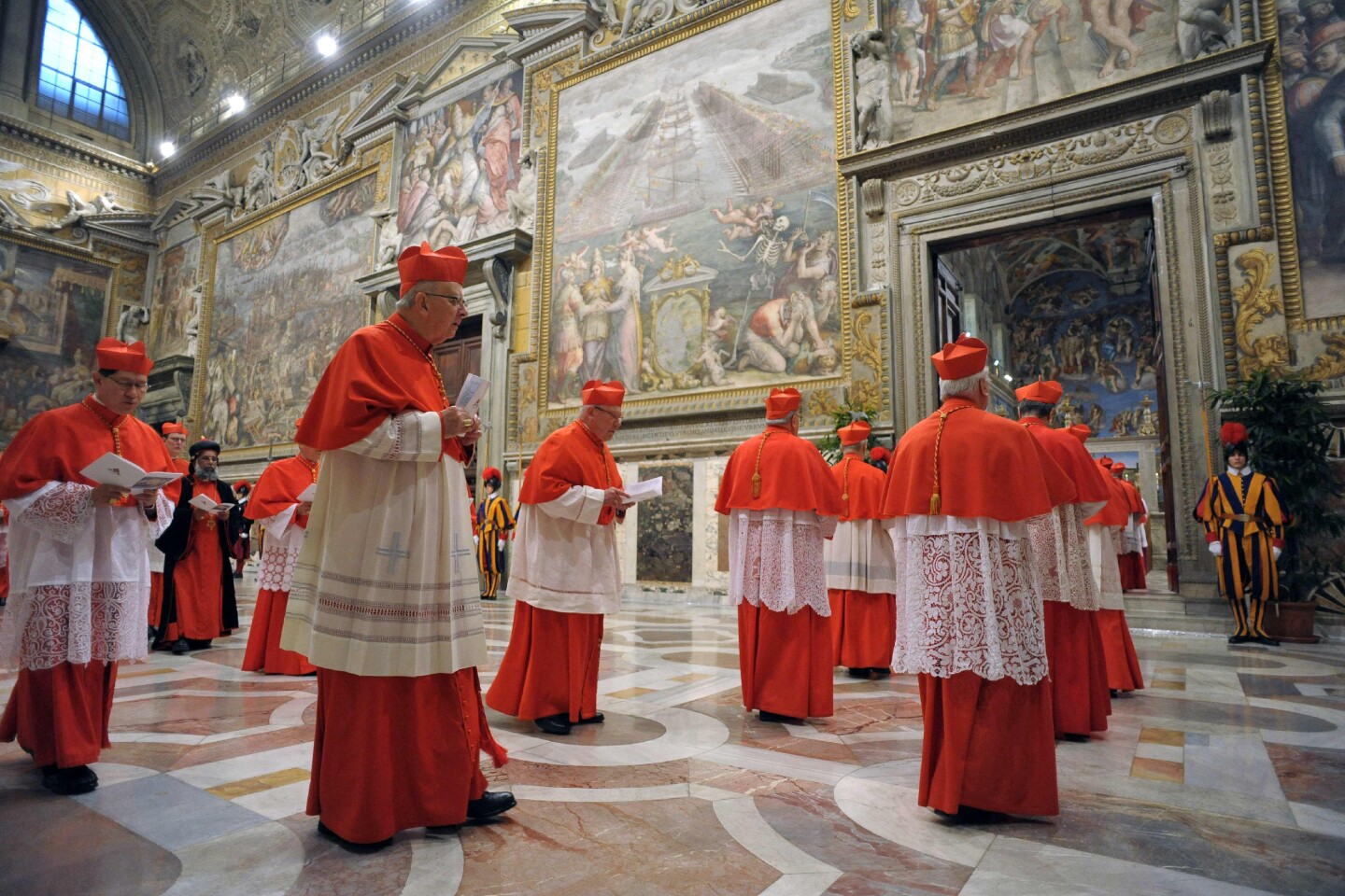 Cardenales entrando en la Capilla Sixtina antes del inicio del cónclave en el Vaticano.