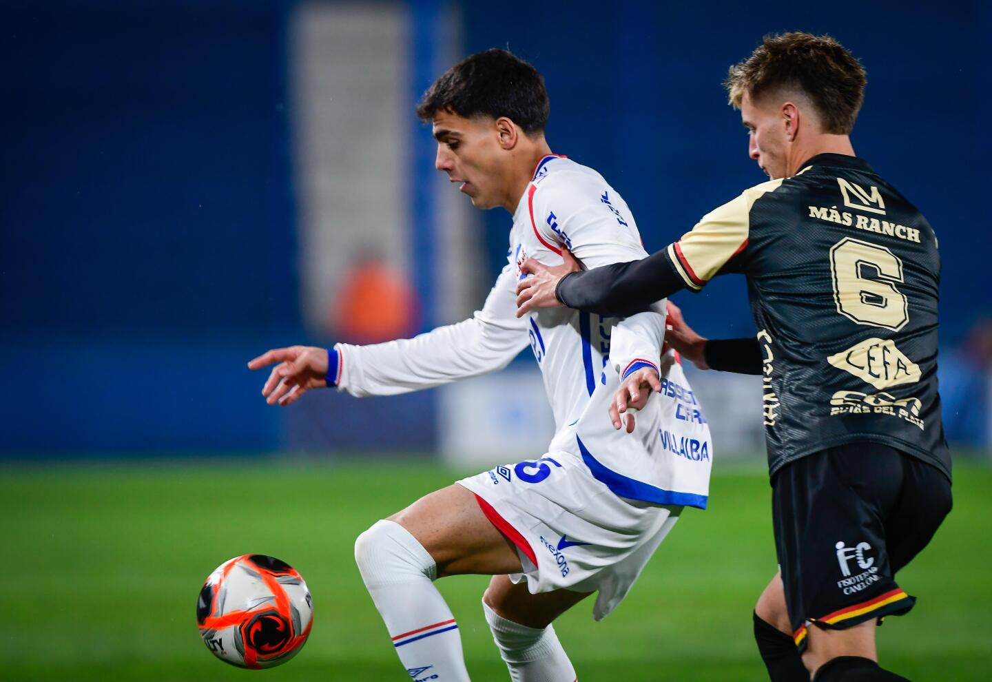 Lucas Villalba sostiene la pelota ante la marca de Facundo Kidd durante el Nacional vs. Progreso por el Torneo Clausura.
