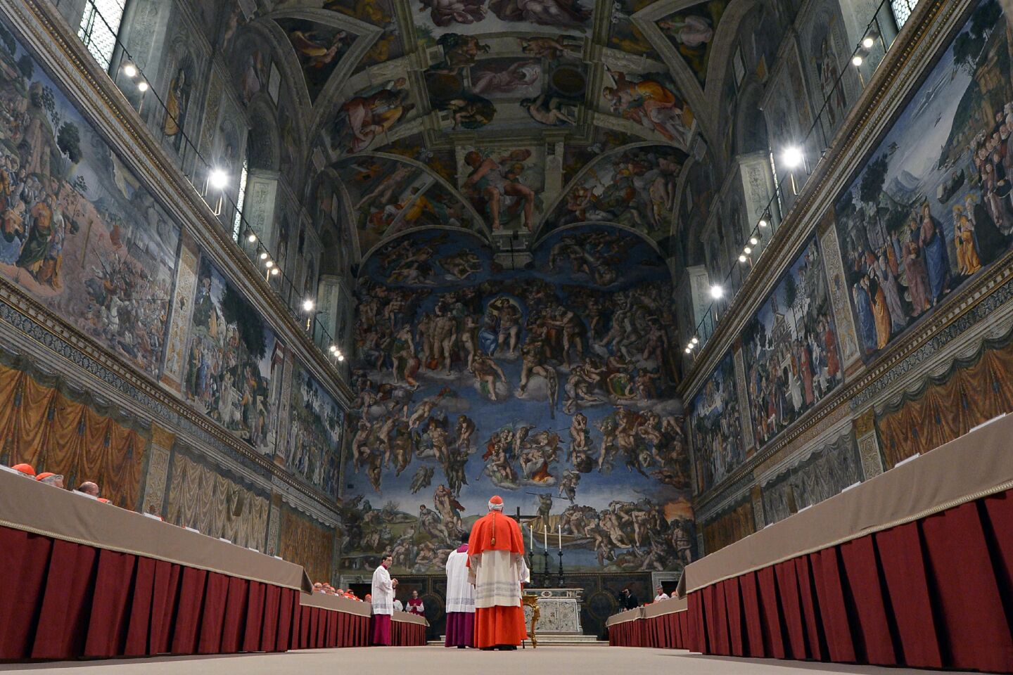 Cardenales haciendo cola en la Capilla Sixtina para jurar sobre la Biblia
