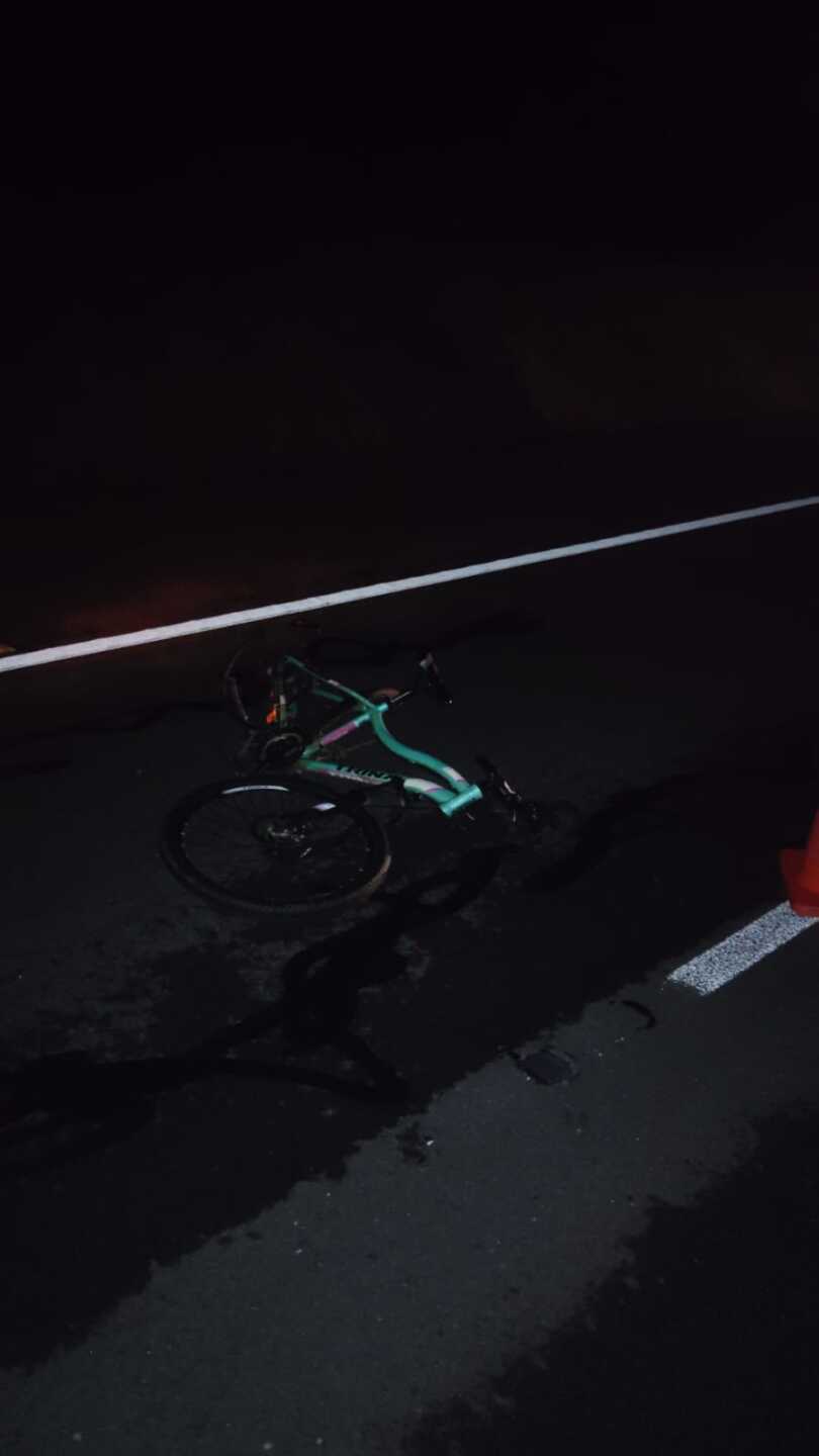 Bicicleta chocada por un auto en la ruta Interbalnearia este martes 6 de mayo de 2025.