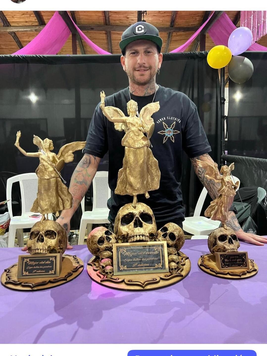 Pablo Mallo con reconocimientos en exposiciones de tatuajes.