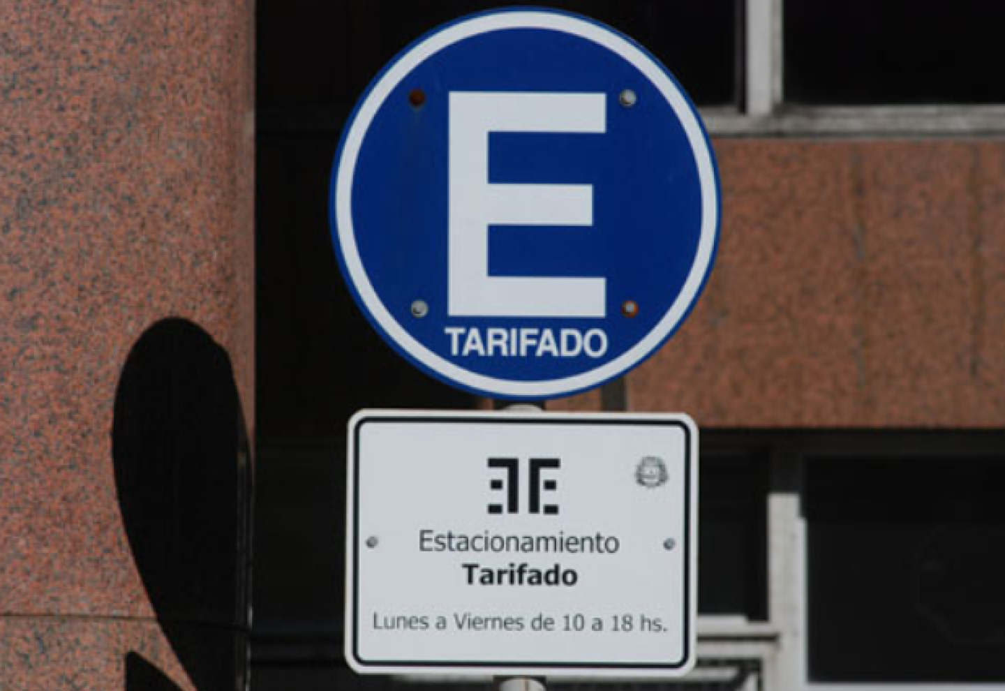 Estacionamiento tarifado.