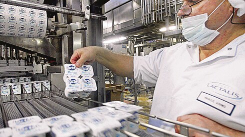 LACTEOS AFP - PLANTA DE PRODUCTOS LACTEOS DE  LACTALIS , FABRICA DE ALIMENTOS, INDUSTRIA ALIMENICIA, INDUSTRIA DE LA ALIMENTACION - FIN - market and exchange - A file picture taken on December 16, 2005 shows an employee working in a Lactel plant, a brand of French dairy giant  Lactalis , in the French western city of Laval. The European Commission on June 14, 2011 gave an unconditional green light to a takeover by French dairy giant  Lactalis  of Italy's Parmalat that would see  Lactalis  become the world's top dairy company. AFP PHOTO / JEAN-FRANCOIS MONIER