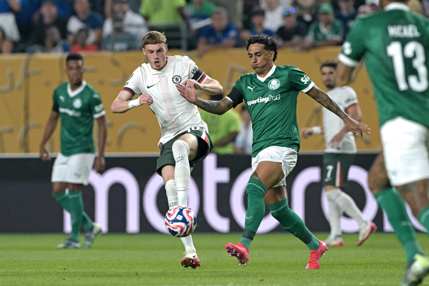 Facundo Torres marca a Cole Palmer en el partido entre Chelsea y Palmeiras por los cuartos de final del Mundial de Clubes.