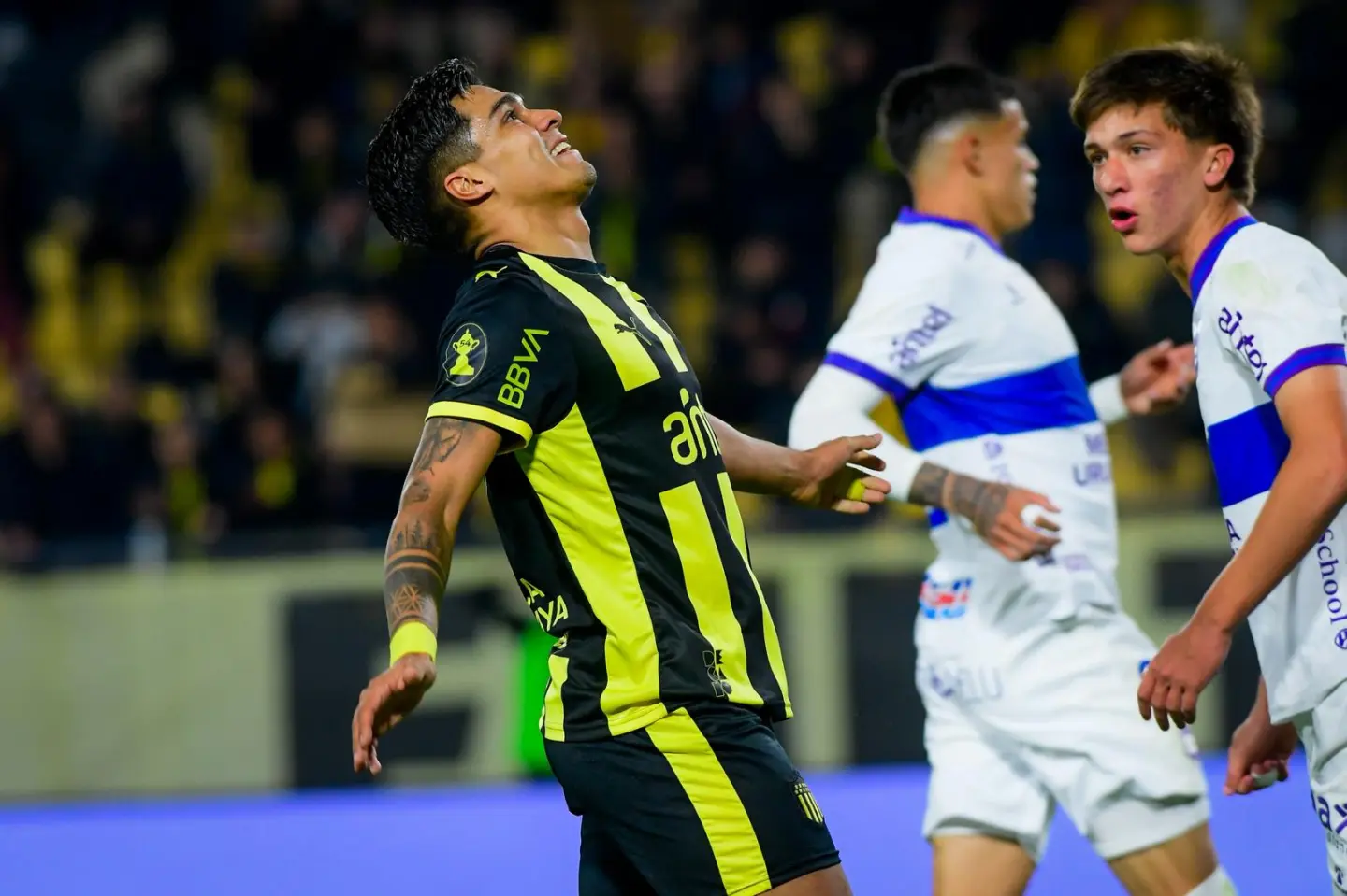 El lamento de Matías Arezo en el partido entre Peñarol y Defensor Sporting.