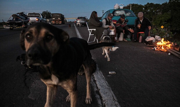 Personas que quedaron sin hogar instalaron un campamento improvisado en una carretera del barrio Ilha das Flores en Porto Alegre