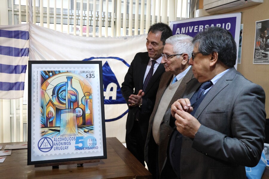 Directorio de Correo Uruguayo en lanzamiento por los 50 años de Alcohólicos Anónimos en Uruguay