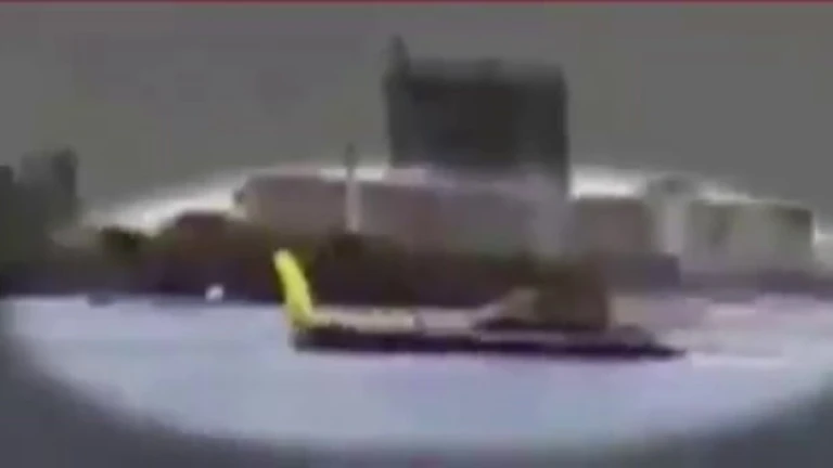Momento del choque entre una barcaza y un velero en Miami.