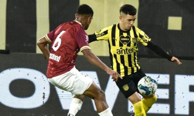 Leonardo Fernández ante la marca de Lucas Morales en el último Peñarol vs. Wanderers.