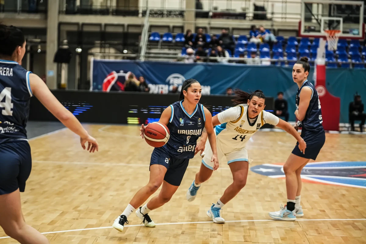 Carolina Fernández defendida por Florencia Chagas en el partido entre Uruguay y Argentina por el Sudamericano Femenino de 2024.