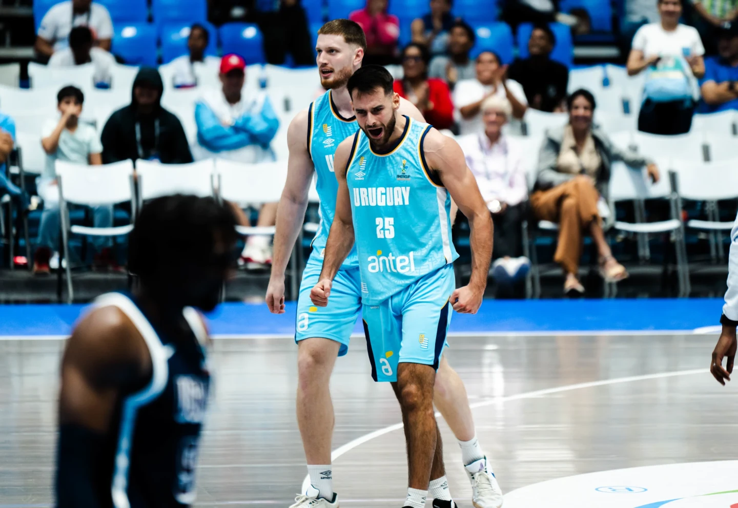Santiago Vescovi en el gran triunfo de Uruguay frente a Estados Unidos en la AmeriCup 2025 en Nicaragua.