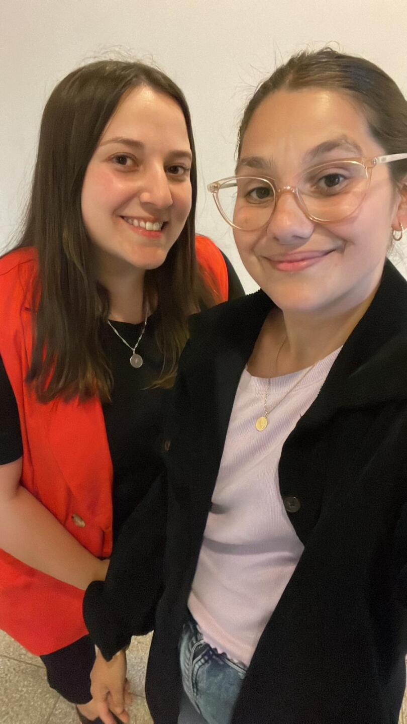 Las primas Noelia Rolando y Camila Yaguno, fundadoras del club de fans de Romeo Santos en Uruguay