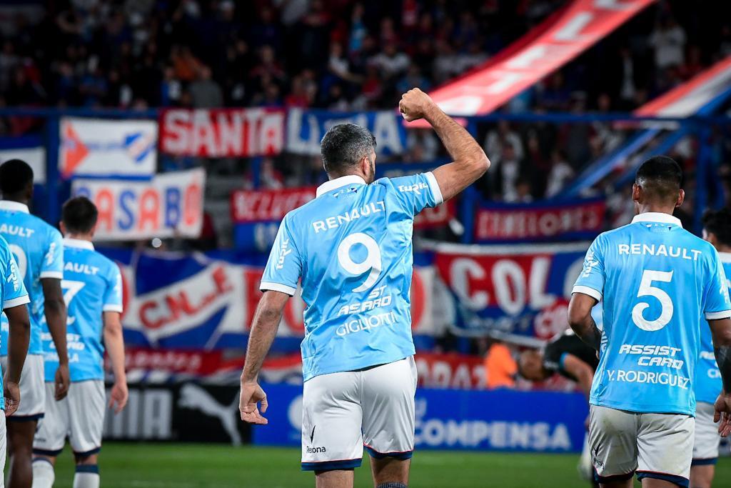 Emmanuel Gigliotti festeja un gol con nacional