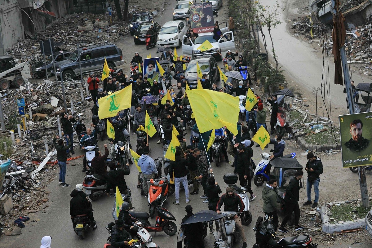 Partidarios de Hezbolá ondean la bandera amarilla del grupo militante libanés y retratos de su líder asesinado, Hassan Nasrallah