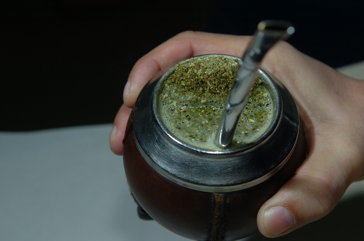 Persona sostiene un mate